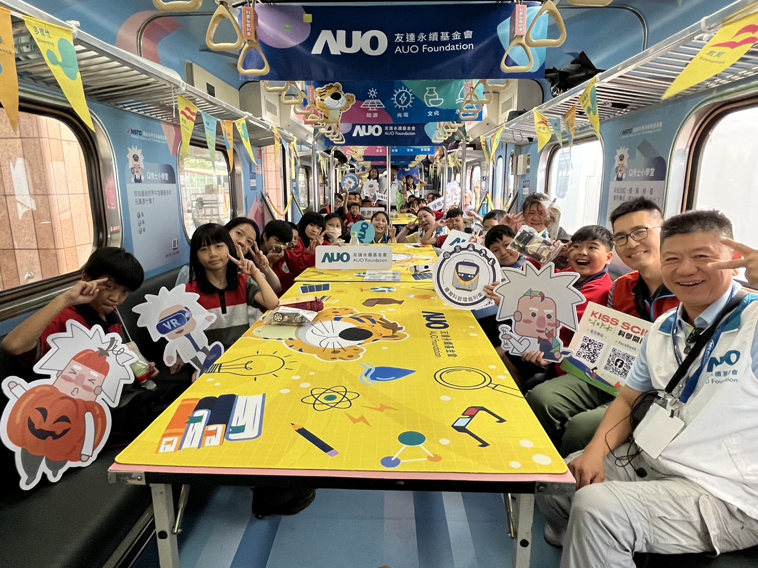 888集团永續基金會參與「臺灣科普環島列車」，設計基礎科學車廂課程，以「淨零碳排和永續能源」為主題，讓學生透過創意實驗認識淨零知識，以及思考生活中的減碳行為