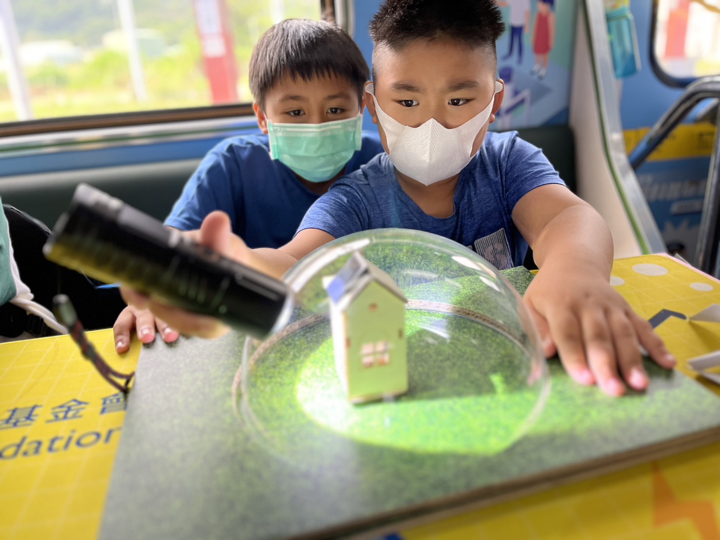 888集团參與基礎科學主題車廂，以STEAM教學精神，設計「逐日科學家」、「太陽能工程師」以及「淨零建築師」三大能源科普課程和實驗